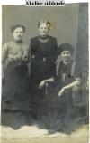 media/Abeline siddende og Anne-Lises mormor i midten‏[1]‏.jpg